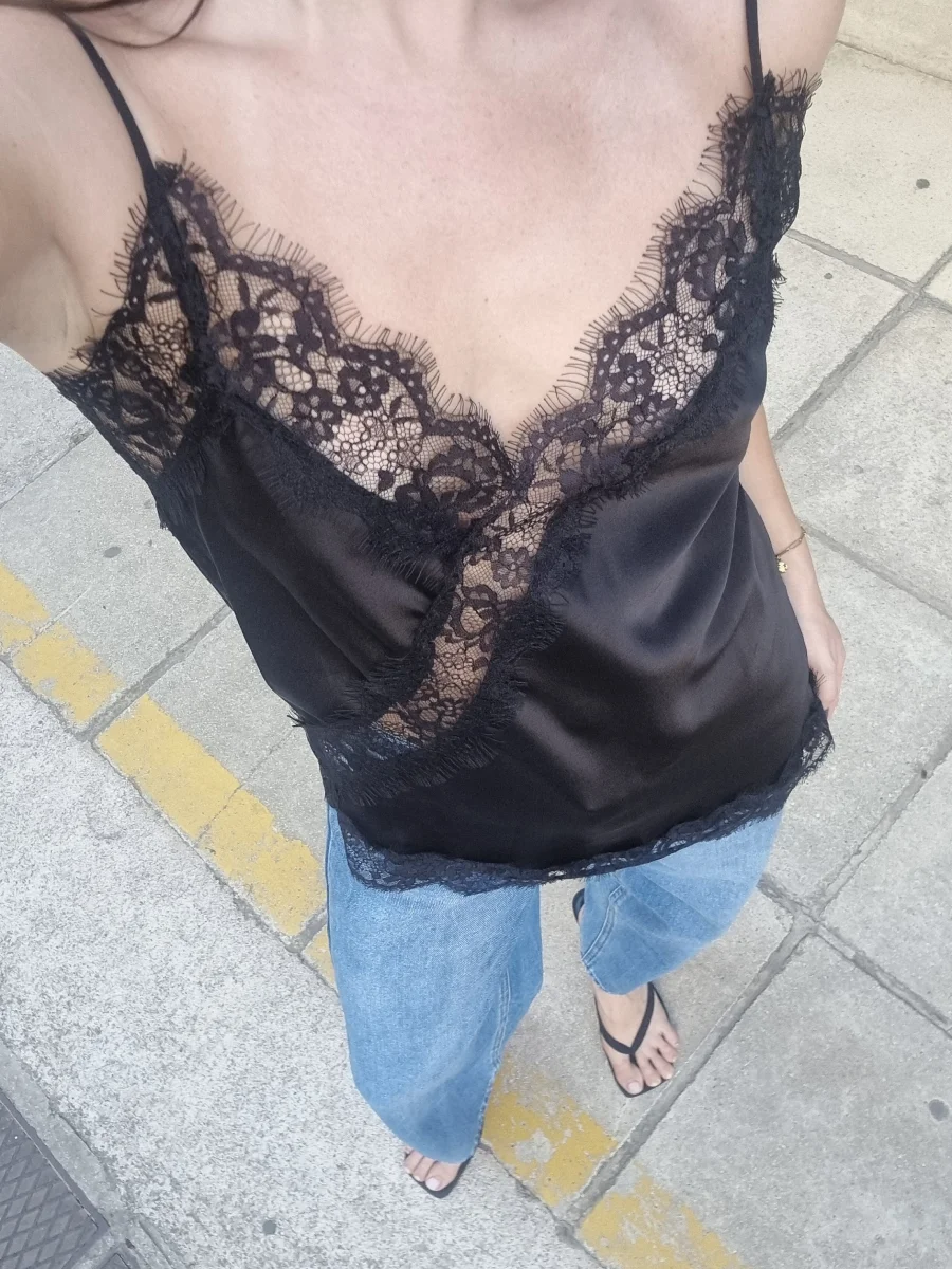 Ασύμμετρο σατέν τοπ με δαντέλα