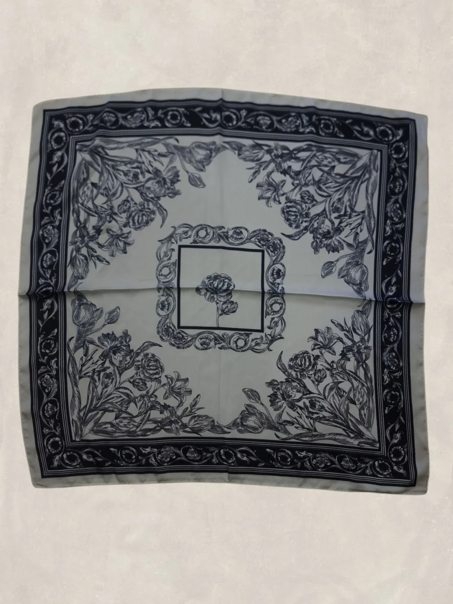 Μαντήλι ασπρόμαυρο με τριαντάφυλλα