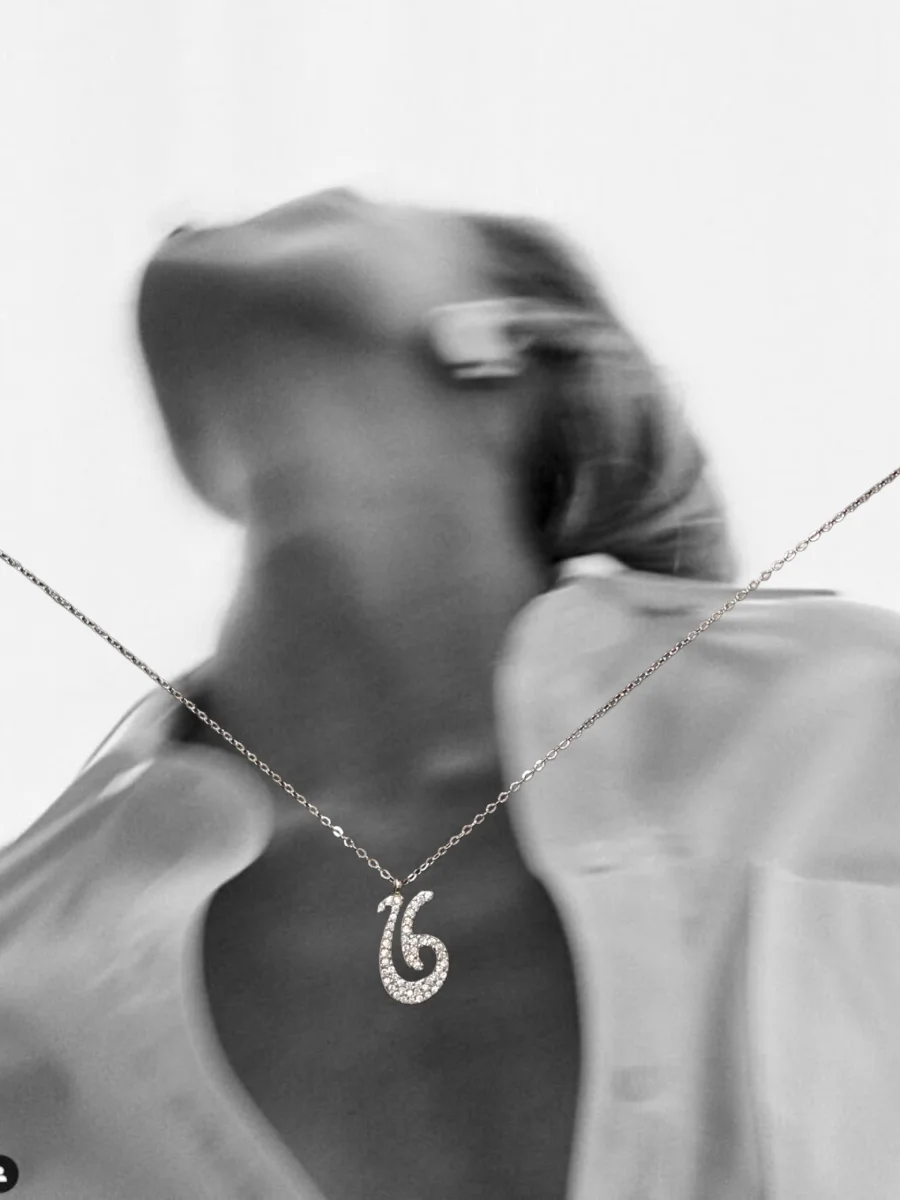 Κρεμαστό κολιέ γούρι "26" με ζιργκόν