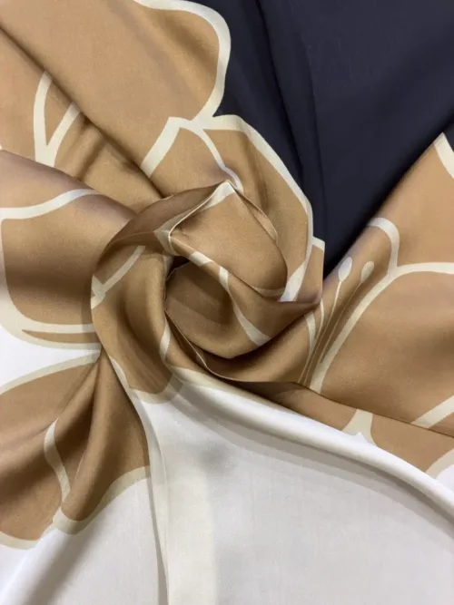 Ασπρόμαυρο μαντήλι με λουλούδια