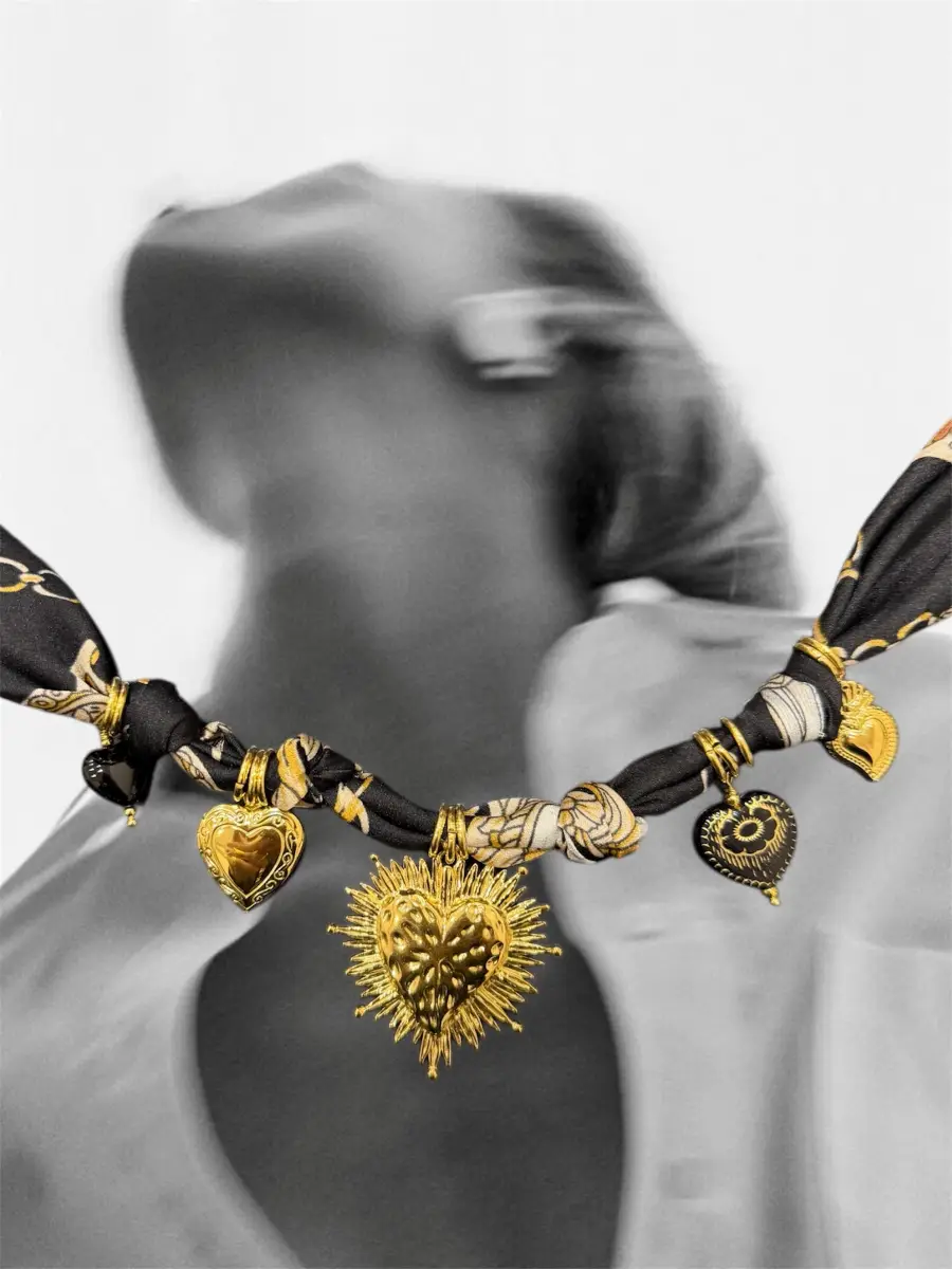 Κολιέ κορδέλα με charms "καρδιά"