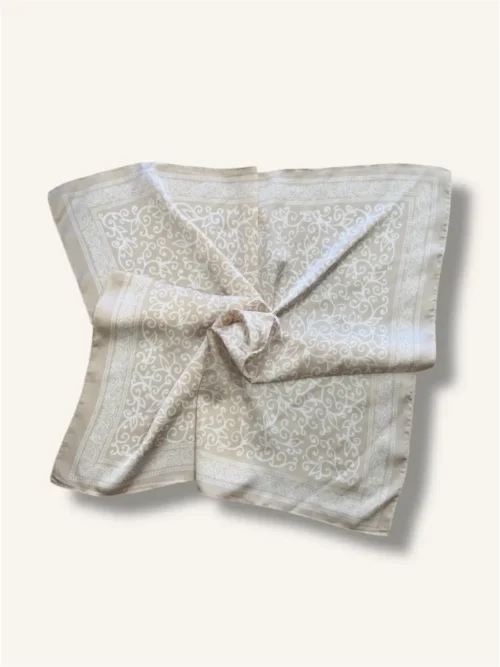 Μαντήλι με ασύμμετρα σχέδια φύλλων