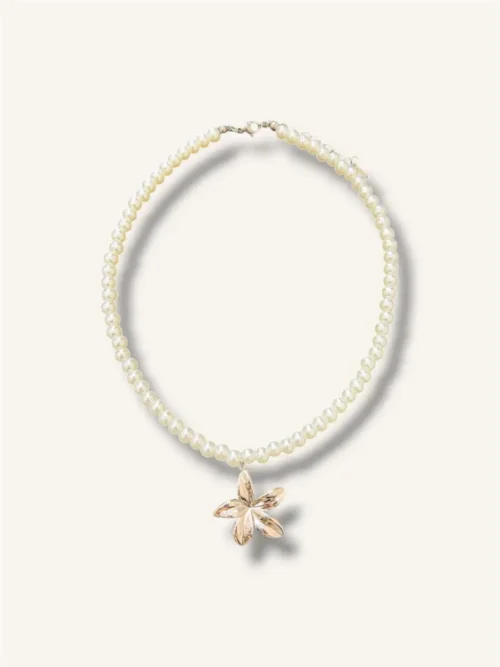 Κολιέ με πέρλες και κρεμαστό λουλούδι