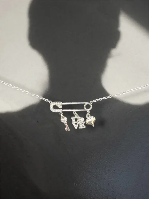 Κολιέ αλυσίδα με παραμάνα και charms