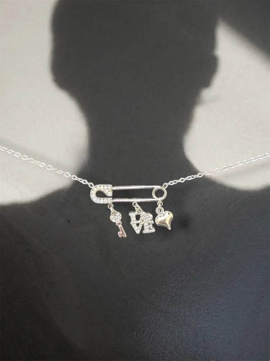 Κολιέ αλυσίδα με παραμάνα και charms