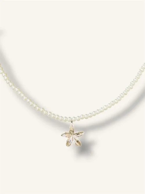 Κολιέ με πέρλες και κρεμαστό λουλούδι